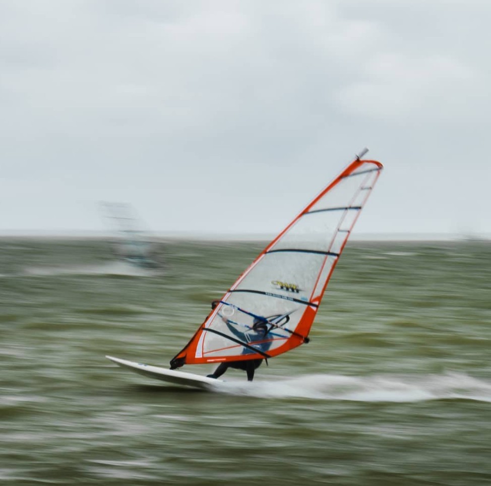 straatfotografie op het water - een surfer