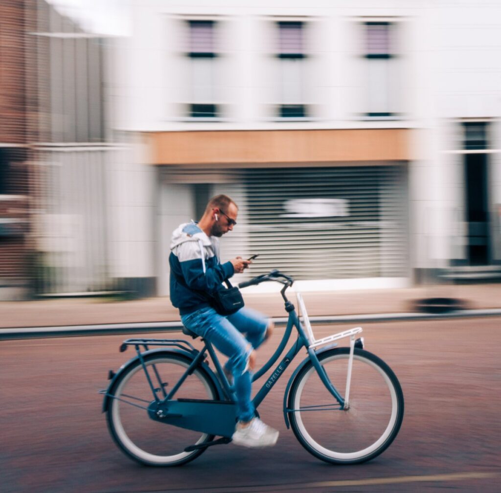 panningfoto van een fietser in Sneek