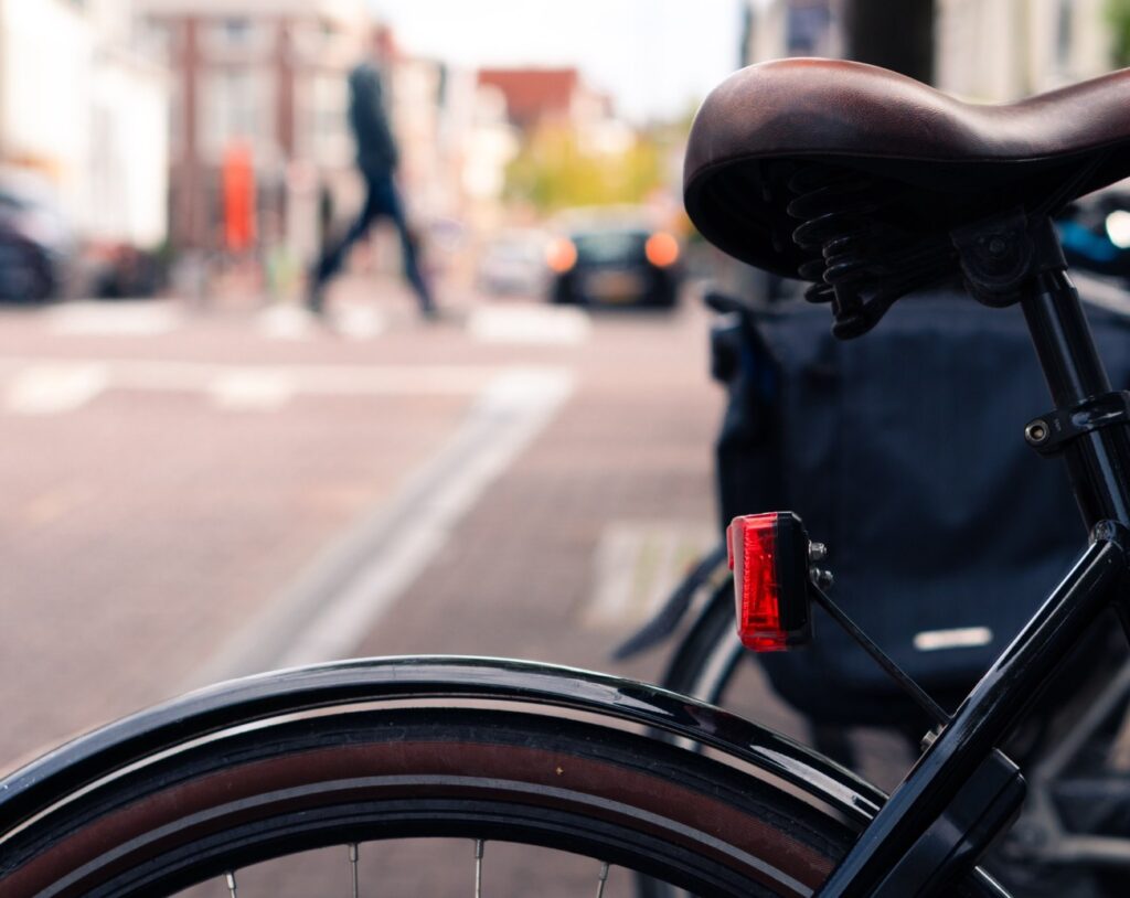 fiets op de voorgrond en een wandelaar wazig op de achtergrond. Straatfotografie tips.