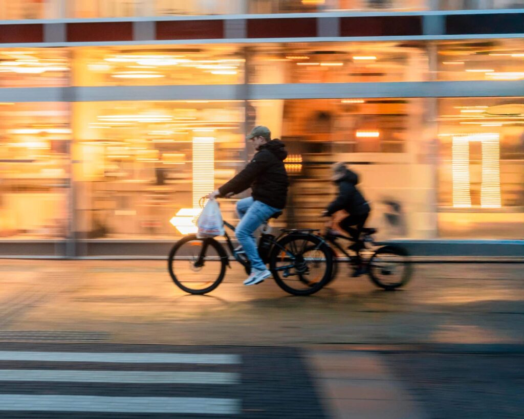 Lange sluitertijd foto panning techniek van 2 fietsers in Sneek