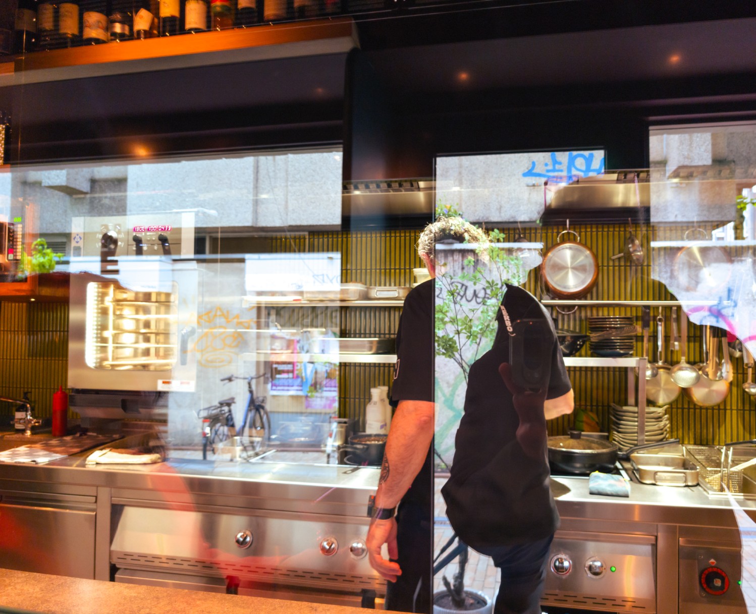 reflecties in straatfotografie meerdere lagen in een foto