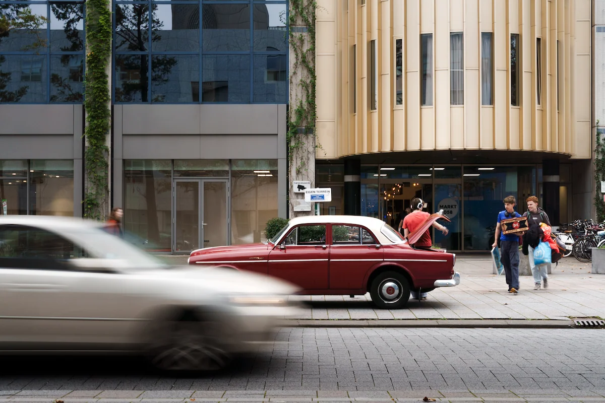 Leeuwarden klassieke rode auto en lange sluitertijd
